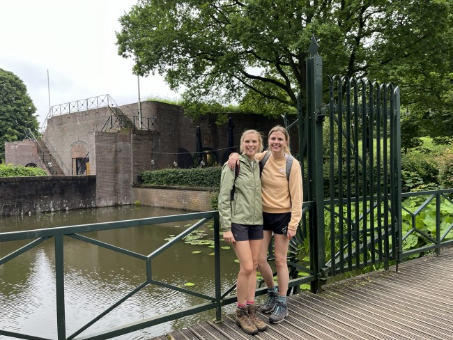 Noor en Anne-Marie voor Fort Jutphaas © Ernst Koningsveld