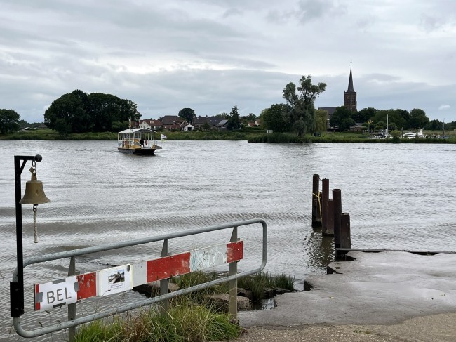 Het pontje naar Batenburg © Ernst Koningsveld