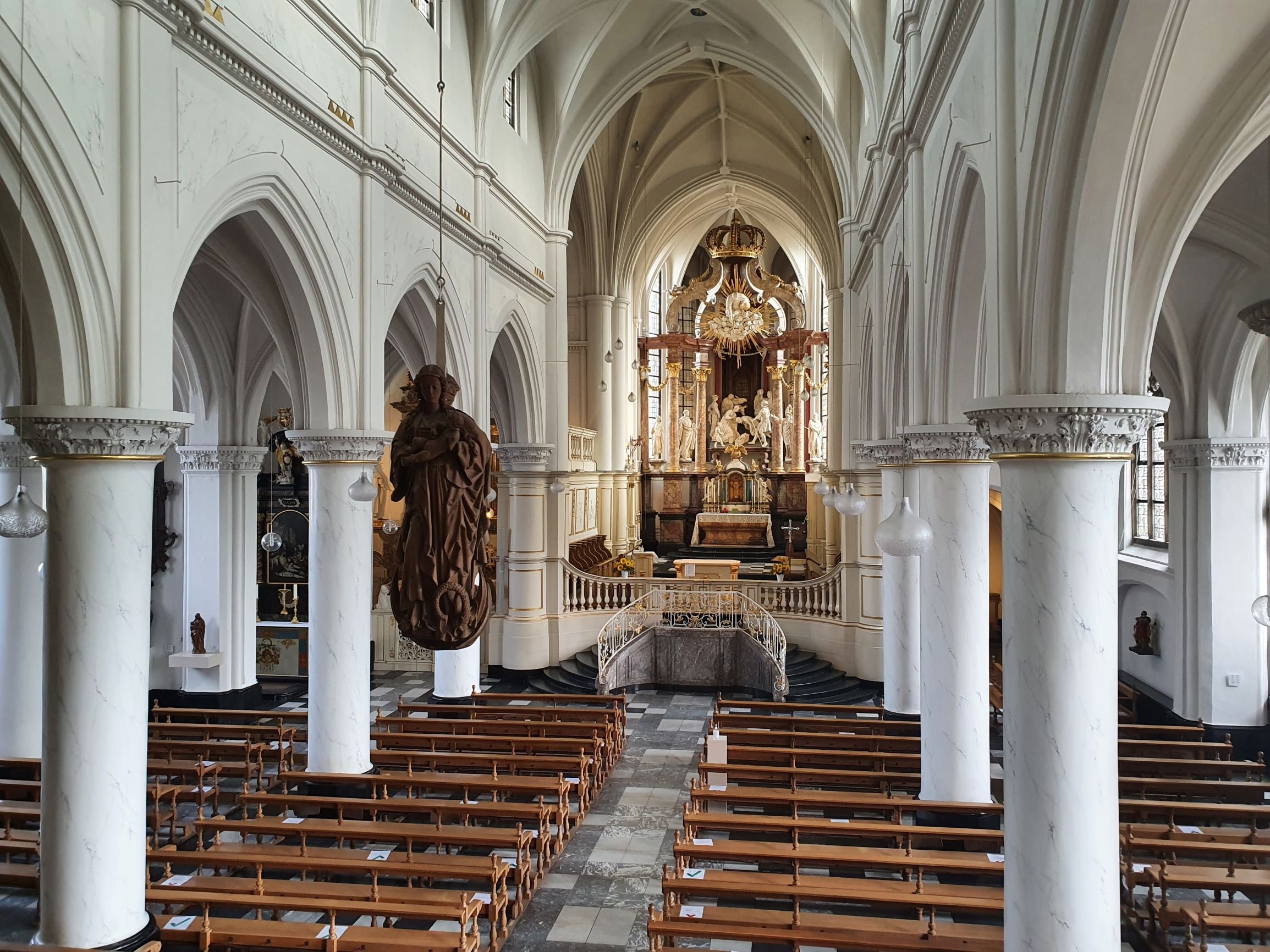 LR Interieur van de kerk in Thorn.jpg