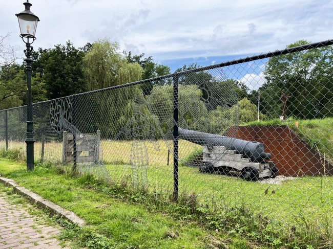 Hekwerk met historisch figuren in Ravenstein © Ernst Koningsveld