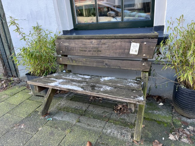 Bankje Rust - aan het Graafschap in Kampen © Ernst Koningsveld